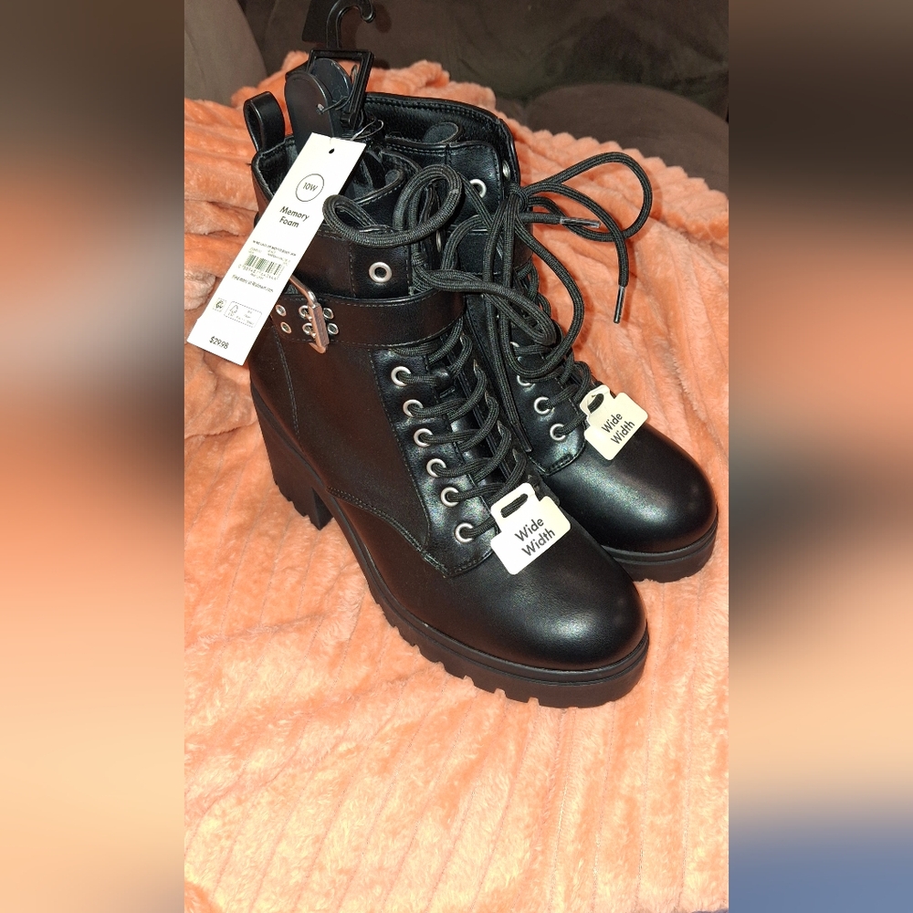 SOLD 10W No Boundaries Combat Boots